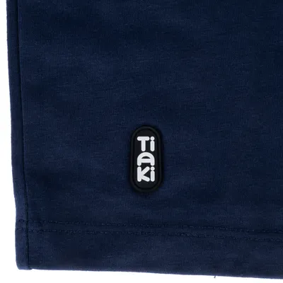 Tiaki-logo pe material albastru închis.