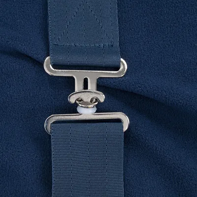 Close-up van een blauwe stoffen riem met zilverkleurige metalen gesp en sluitmechanisme.