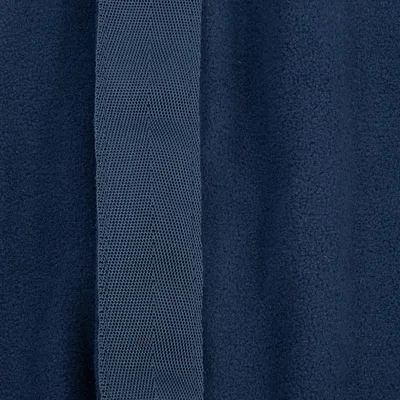 Close-up van een donkerblauwe stof met fleecetextuur en een strook van netmateriaal.