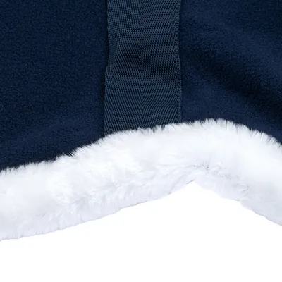 Detailweergave van donkerblauw textiel met witte kunstbont rand en een stevige geweven band.