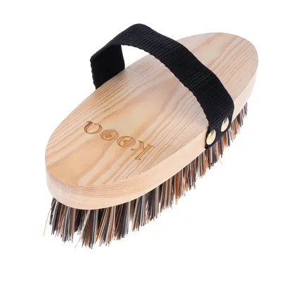 Holzbürste mit graviertem Schriftzug 'kooa', Nylonborsten und schwarzem Haltegriff aus Stoff.