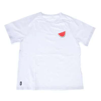 Weisses T-Shirt mit Wassermelonen-Design auf der Brust und kleinem Logo unten links.