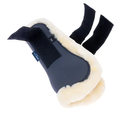 Protection pour cheval en plastique noir avec doublure en fausse fourrure beige, deux fermetures à scratch noires visibles, étiquette bleue « World Class » et texte « Full ».