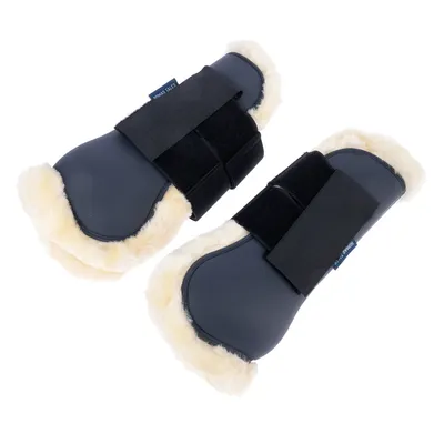 Paire de protections pour jambes de cheval, extérieur noir rigide, intérieur doublé de fourrure synthétique beige, fermeture par deux bandes auto-agrippantes, étiquette visible 'Noble Tales'.