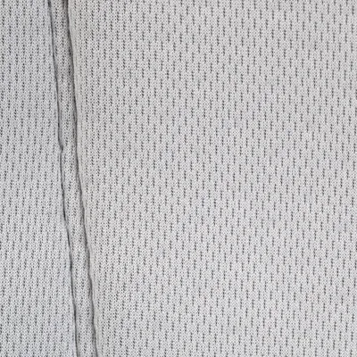 Gros plan sur un tissu gris à maille fine avec couture visible à gauche, matière textile clairement identifiable.