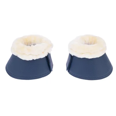Paire de cloches pour chevaux en simili cuir bleu avec bordure intérieure en fausse fourrure blanche, fermeture à scratch visible sur le côté.