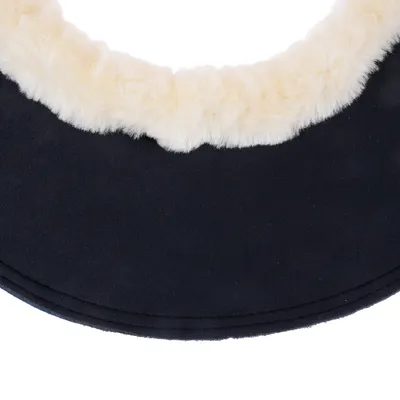 Gros plan sur un coussin ou tapis noir avec bordure en tissu imitation fourrure blanche, sans marque ni texte visible.