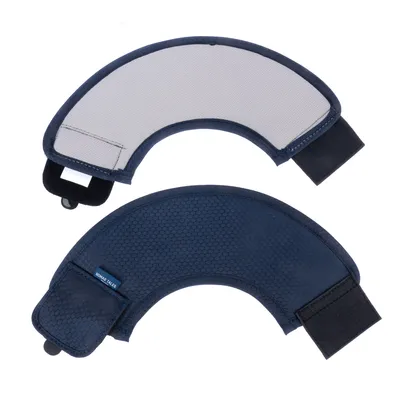 Deux coussinets incurvés en tissu bleu et gris avec attaches velcro, étiquette visible « NOMAD TALES » sur l’un des coussinets.