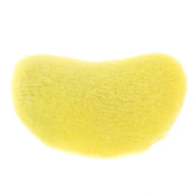 Juguete amarillo y esponjoso con diseño en forma de media luna.