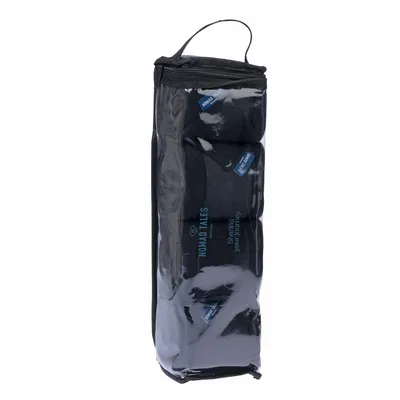 Sac transparent avec fermeture éclair contenant des articles noirs, texte visible : NOMAD TALES, Sharing your journey, Stay true.