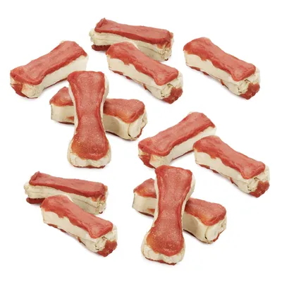 Plusieurs friandises en forme d’os, bicolores rouge et beige, aspect viande séchée, disposées sur fond blanc. Aucun emballage ou texte visible.