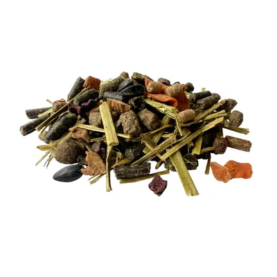 Mischung aus getrockneten Gräsern, Pellets, Samen und Gemüsestücken. Sichtbare Zutaten: Karottenstücke, Sonnenblumenkerne, Heu und gepresste Futterpellets.