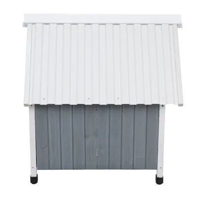 Casota de madeira para cães com paredes cinzentas e telhado branco de chapa ondulada, pernas elevadas com pés de plástico pretos.