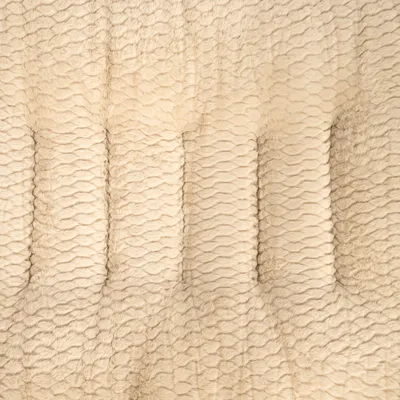 Nahaufnahme einer beigen, strukturierten Oberfläche mit weichem, plüschartigem Material. Nahaufnahme einer beigen, strukturierten Oberfläche mit weichem, plüschartigem Material.
