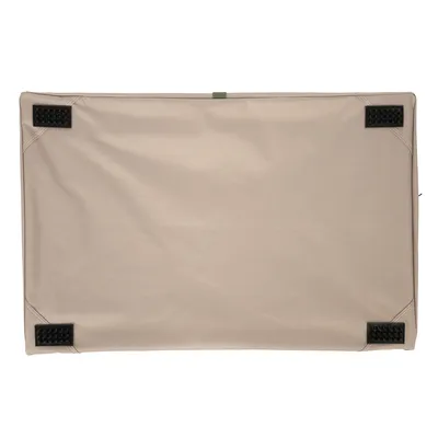 Alfombrilla rectangular beige con cuatro esquinas negras antideslizantes, adecuada para un soporte estable en superficies lisas.