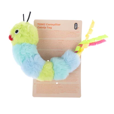 TIAKI Caterpillar Catnip játék. Plüss játék hernyó formában zöld, kék és sárga szegmensekkel, színes szalagokkal a végén. Látható csomagolás termékinformációkkal.