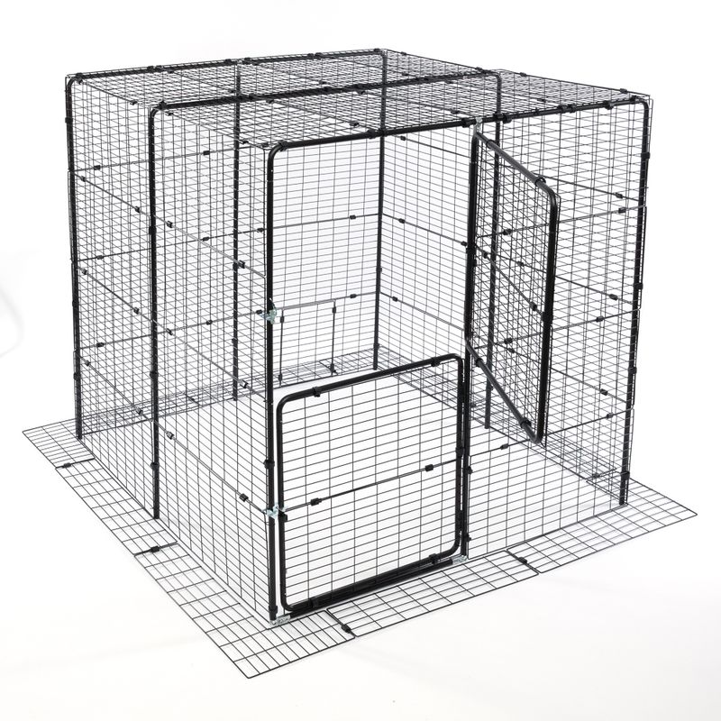 Metallgehege mit Gitterwänden, rechteckige Form, Türöffnung vorne und seitlich, geeignet für Haustiere. Boden aus Gittermaterial sichtbar.