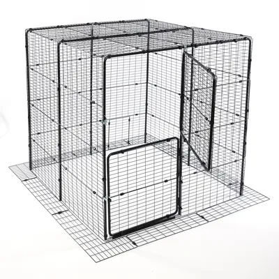 Metallgehege mit Gitterwänden, rechteckige Form, Türöffnung vorne und seitlich, geeignet für Haustiere. Boden aus Gittermaterial sichtbar.