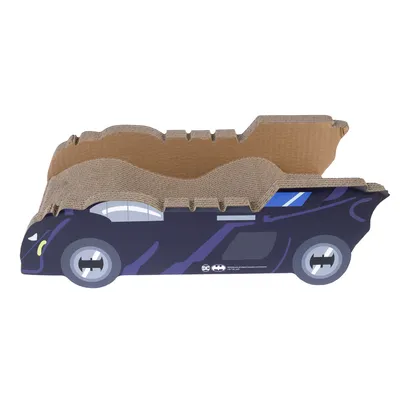 Krabmeubel van karton in de vorm van een Batmobile, met golvend oppervlak en zichtbaar DC Batman-logo.