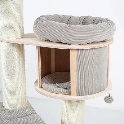 Kratzbaum mit Sisalstämmen, Holzplattformen und gepolsterten Liegeflächen in beige gestreiftem Stoff. Integrierte Höhle mit Kissen und hängendem Spielball.
