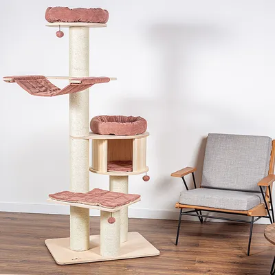 Kratzbaum mit drei Ebenen, rosa Polsterungen und Sisalstämmen. Integrierte Höhle aus Holz, Hängematte und Spielbälle. Geeignet für Innenräume.
