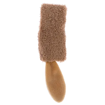 Juguete de peluche marrón con cuerpo rectangular y cola alargada de material suave.