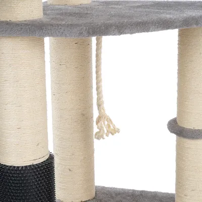 Griffoir pour chat avec poteaux en sisal, plateforme recouverte de tissu gris et corde suspendue. Partie inférieure avec surface noire à picots visibles.