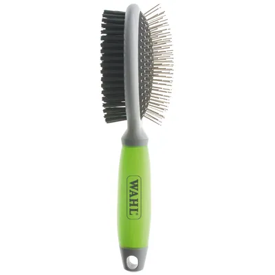 Wahl Doppelbürste mit grünem Griff, eine Seite mit Metallstiften und die andere mit schwarzen Borsten. Wahl Doppelbürste mit grünem Griff, eine Seite mit Metallstiften und die andere mit schwarzen Borsten.