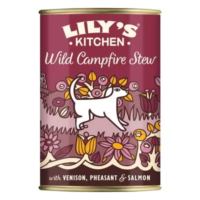 Lily's Kitchen Wild Campfire Stew, met venison, pheasant & salmon. Blik met illustratie van hond en bloemen. Tekst in het Engels zichtbaar op de verpakking.