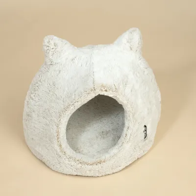 Wit, rond knuffelhuisje van pluche met oren en ovale ingang. Kleine zwarte merkapplikatie zichtbaar.
