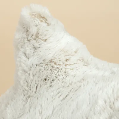 Close-up van wit, pluizig imitatiebont met zachte textuur.