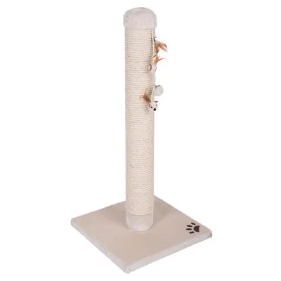 Tiragraffi beige con base quadrata, colonna rivestita in sisal e giochi pendenti a forma di topo con piume. Impronta di zampa visibile sull'angolo della base.