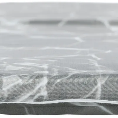 Zbliżenie na szarą matę z wodoodporną powierzchnią i delikatnym wzorem.