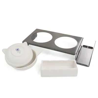 Set met metalen standaard met twee ronde openingen, twee witte keramische voerbakken en een rechthoekige witte keramische bak. Kattenpootafdruk zichtbaar op één deksel.