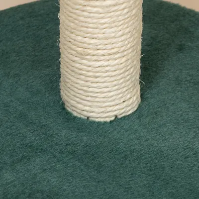 Kratzbaum-Säule aus hellem Sisal auf grünem Filzboden.