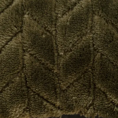 Nahaufnahme eines dunkelgrünen, weichen Stoffes mit geometrischem Muster aus diagonalen Linien.