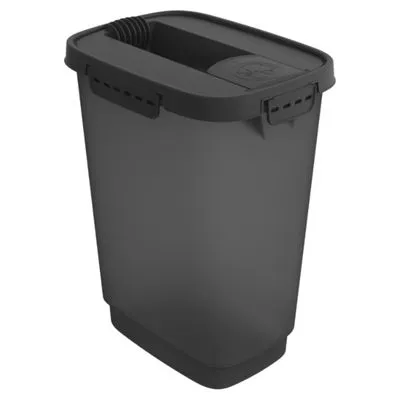 Zwarte kunststof voorraadcontainer met deksel en handgrepen, geschikt voor opslag van dierenvoer. Geen merknaam of tekst zichtbaar.