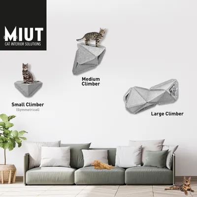 MIUT Cat Interior Solutions. Wandkletterelemente für Katzen: Small Climber (symmetrisch), Medium Climber, Large Climber. Gezeigt mit Katzen auf grauen geometrischen Kletterflächen.