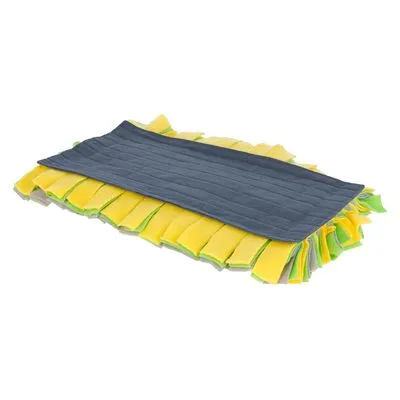Snuffelmat van stof met gele, groene en grijze stroken. Rechthoekig ontwerp, geschikt voor verstoppen van snacks. Geen merknaam of tekst zichtbaar.