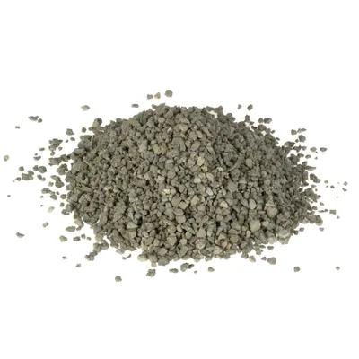 Hög med grått, grovkornigt strömaterial på vit bakgrund. Ingen synlig förpackning eller märkning.