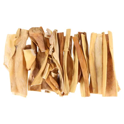 Tiras de piel de vacuno secas en varios tamaños y formas, naturales.