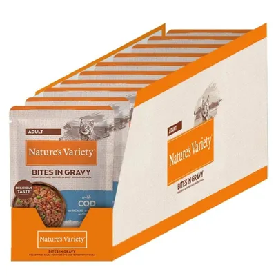 Nature's Variety Bites in Gravy per adulti, con merluzzo. La confezione mostra bustina e scatola con nome del prodotto e immagine di una testa di gatto.