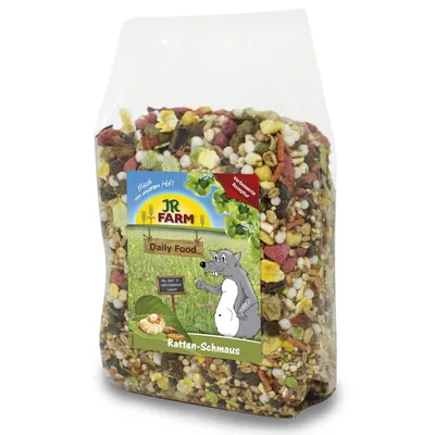 Sachet transparent de mélange alimentaire pour rongeurs avec étiquette JR Farm Daily Food Ratten-Schmaus, illustration de rat et texte en allemand et anglais visibles sur l’emballage. Sachet transparent de mélange alimentaire pour rongeurs avec étiquette JR Farm Daily Food Ratten-Schmaus, illustration de rat et texte en allemand et anglais visibles sur l’emballage.