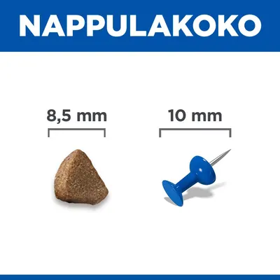 Krokettien koon vertailu: 8,5 mm:n nappulapala sinisen, 10 mm:n nuppineulan vieressä. Otsikko: NAPPULAKOKO. Krokettien koon vertailu: 8,5 mm:n nappulapala sinisen, 10 mm:n nuppineulan vieressä. Otsikko: NAPPULAKOKO.