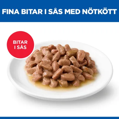 Fina bitar i sås med nötkött, serverade på en vit tallrik. Röd cirkel med text: Bitar i sås. Fina bitar i sås med nötkött, serverade på en vit tallrik. Röd cirkel med text: Bitar i sås.