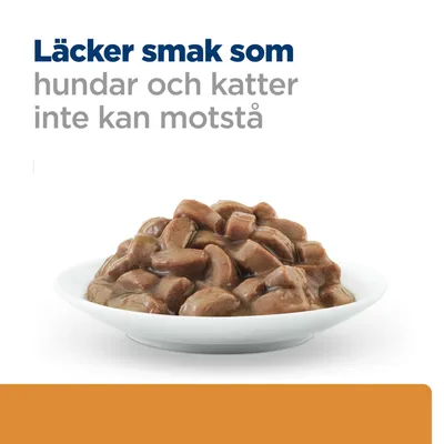 Skål med bruna köttbitar i sås. Text: Läckra smaker som hundar och katter inte kan motstå.