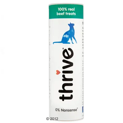 Упаковка лакомств для кошек thrive с надписями: 100% real beef treats, 0% Nonsense. Силуэт кошки и логотип thrive на белом фоне.