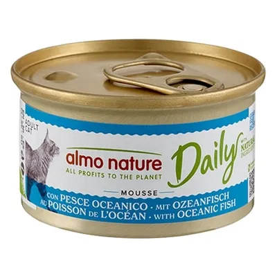 almo nature Daily mousse con pesce oceanico per gatto adulto, scritta: ALL PROFITS TO THE PLANET, lattina in metallo con immagine di gatto e testo multilingue