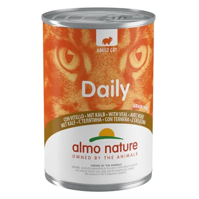 almo nature Daily Adult Cat, mit Kalb, getreidefrei. Text in mehreren Sprachen: WITH VEAL, AVEC VEAU, MET KALF, CON TERNERA, Z CIELĘCINĄ.
