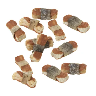 Friandises pour chien enroulées, morceaux rectangulaires de peau claire entourés de bandes de viande séchée et de peau de poisson, sans emballage visible.